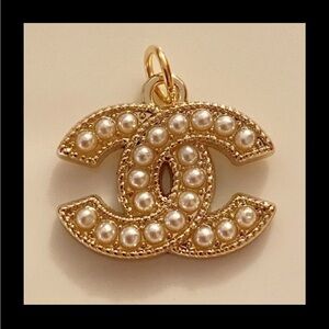 Vintage Chanel pendant Necklace with Pearl Embellishments